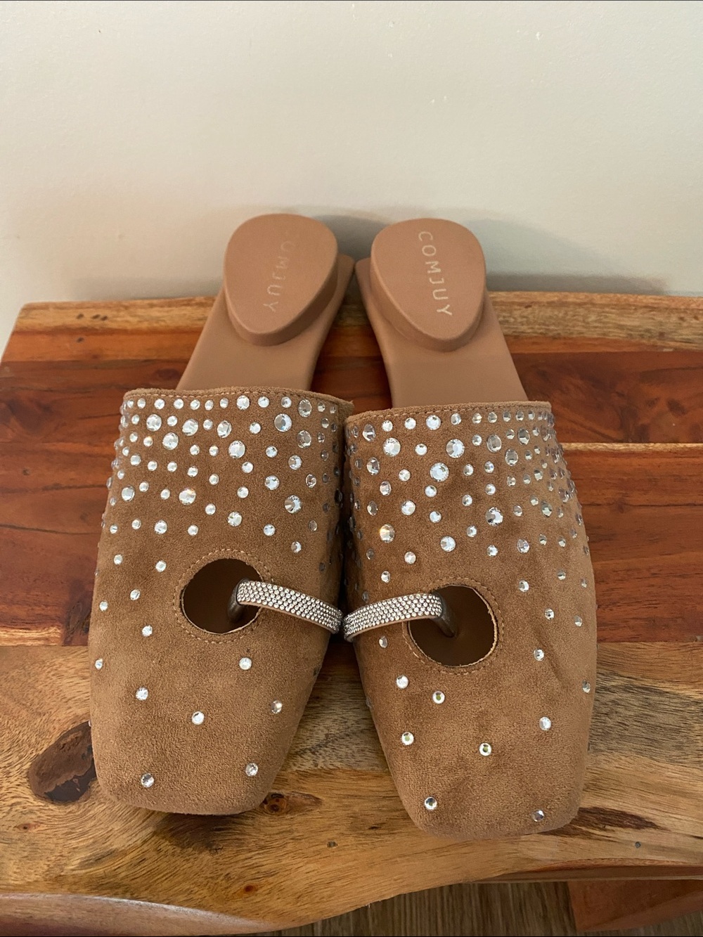 Comfuy Women's Tan Suede Crystal-Embellished Slide pierced Mules. Size 8 - Picture 2 of 6